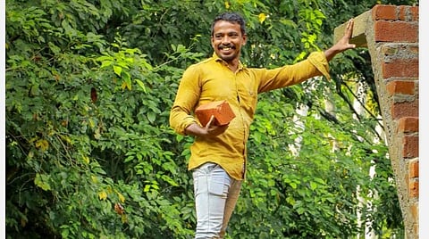 இதற்குள் எத்தனை பேரின் வாழ்க்கை இருக்கு தெரியுமா?- ஊரடங்கால் வாழ்வாதாரத்தை இழந்த கட்டிடத் தொழிலாளியின் விசும்பல்