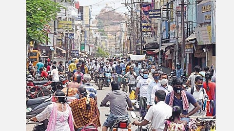 பொருட்கள் வாங்குவதற்காக குழந்தைகள், பெண்களுடன் திருச்சி பெரிய கடைவீதியில் நேற்று திரண்டிருந்த பொதுமக்கள் மற்றும் சில்லறை வியாபாரிகள். படம்: ஜி.ஞானவேல்முருகன்