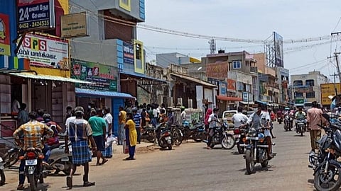 முழு ஊரடங்கு அச்சத்தில் மதுரை புறநகர்ப் பகுதிகளில் காய்கறி, மளிகைப் பொருட்கள் வாங்கக் குவிந்த மக்கள்: கேள்விக்குறியான தனிமனித விலகல்