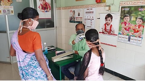 ஊரடங்கு காலத்தில் இலவசமாக மருத்துவம் பார்க்கும் மருத்துவர்: பாராட்டும் காரைக்குடி மக்கள்