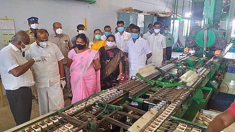 கோவில்பட்டி அருகே இளையரசனேந்தல் இல் உள்ள தனியார் தீப்பெட்டி தொழிற்சாலையில் அமைச்சர் கடம்பூர் ராஜூ ஆய்வு மேற்கொண்டார்.