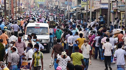 விழுப்புரம் எம்.ஜி. சாலையில் குவிந்த மக்கள் கூட்டம்.