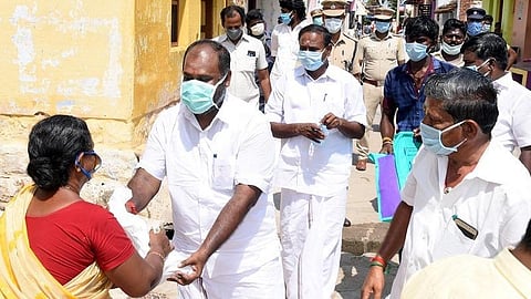 திருமங்கலம் தொகுதியில் 30 ஆயிரம் காய்கறிப் பைகள்: அமைச்சர் ஆர்.பி.உதயகுமார் விநியோகம்