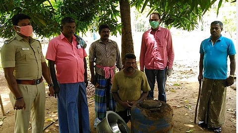 ராஜபாளையம் அருகே 130 லிட்டர் கள்ளச்சாராயம் ஊறல் அழிப்பு: ஒருவர் கைது 