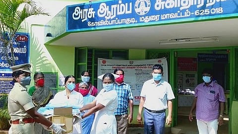 அரசு மருத்துவர், பணியாளர்களுக்கு கரோனா தடுப்பு கவச உடைகள் வழங்கிய மதுரை காவல்துறை