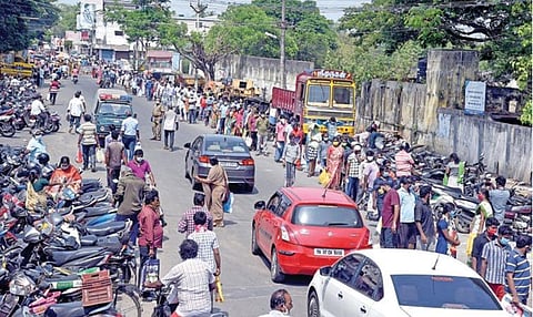 ﻿﻿சென்னை, மேற்கு தாம்பரத்தில் உள்ள பள்ளி வளாகம் தற்காலிக சந்தையாக மாற்றப் பட்டுள்ளது. அங்கு காய்கறிகள் வாங்க வளாகத்துக்கு வெளியே நீண்ட வரிசையில் காத்திருந்த மக்கள்.படங்கள் : எம்.முத்துகணேஷ்﻿