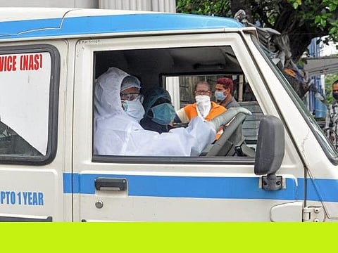 தீவிரமடையும் கரோனா: முதல்முறையாக கடந்த 24 மணிநேரத்தில் 1,990 பேர் பாதி்ப்பு; 49 பேர் உயிரிழப்பு: மகாராஷ்டிரா, குஜராத்தில் அதிகரிக்கும் நோயாளிகள்