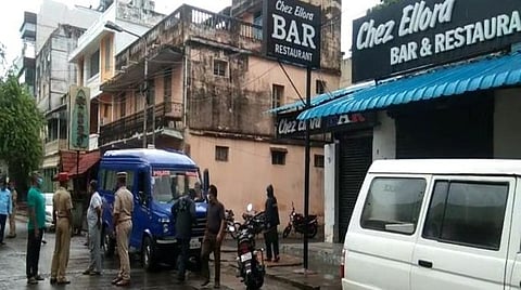 புதுச்சேரியில் திமுக எம்எல்ஏவின் மதுக்கடையில் நூதன முறையில் மதுபாட்டில்கள் திருட்டு; இருவர் கைது