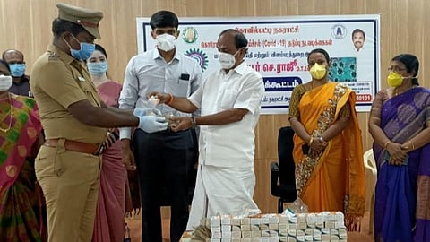 கோவில்பட்டியில் காவல்துறையினருக்கு அமைச்சர் கடம்பூர் ராஜூ சத்து மாத்திரைகளை வழங்கினார்.