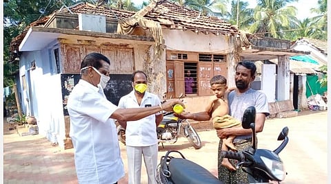 பென்ஷன் பணத்தில் கரோனா பணி: நெகிழவைக்கும் முன்னாள் சுகாதாரப் பணியாளர்