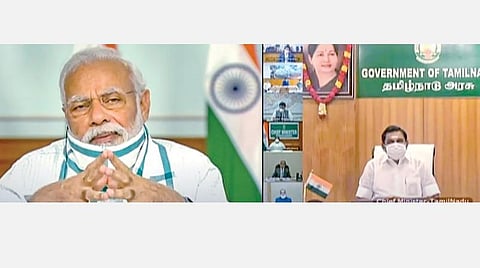 கரோனா வைரஸ் தடுப்பு நடவடிக்கைகள் தொடர்பாக அனைத்து மாநில முதல்வர்களுடன் பிரதமர் நரேந்திர மோடி காணொலி காட்சி மூலம் நேற்று ஆலோசனை நடத்தினார். இந்த ஆலோசனை கூட்டத்தில் தமிழக முதல்வர் பழனிசாமி பங்கேற்றார்.படம்: பிடிஐ