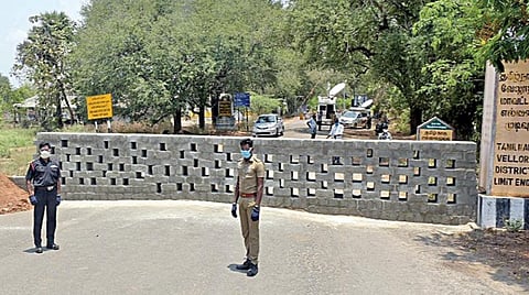 ﻿வேலூர் மாவட்டம் பொன்னை பகுதி தமிழக-ஆந்திர மாநில எல்லையில் சாலையின் குறுக்கே அமைக்கப் பட்டிருந்த தடுப்புச்சுவர். படம்: வி.எம்.மணிநாதன்.﻿