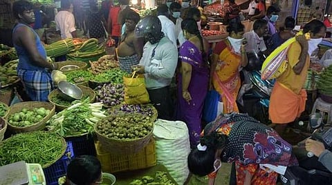 கோயம்பேடு சந்தையில் 3 பேருக்கு கரோனா தொற்று: சந்தையை வேறு இடங்களுக்கு மாற்ற அரசு திட்டம்- காய்கறி மொத்த வியாபாரிகள் எதிர்ப்பு