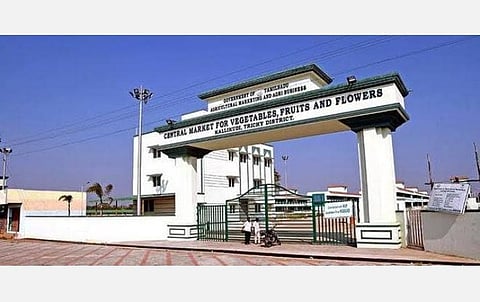 கள்ளிக்குடி வணிக வளாகத்தில் அனுமதி கிடைக்காத நிலையில் கிராமப்புற விவசாயிகள் அமைத்த சந்தை: காலை 10 மணிக்குள் 5 டன் காய்கறிகள் விற்றுத் தீர்ந்தன