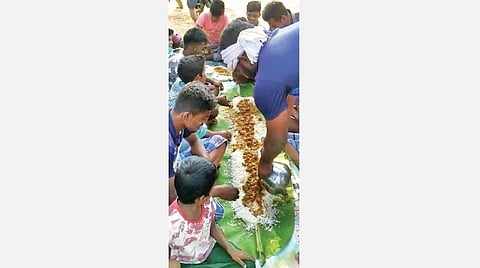 தஞ்சாவூர் மாவட்டம் சென்னம் பட்டியில் சமூக இடைவெளியின்றி, இளைஞர்கள் ஒன்றாக அமர்ந்து அசைவ விருந்து சாப்பிடுவதுபோல, சமூக வலைதளங்களில் பரவி வரும் புகைப்படம்.