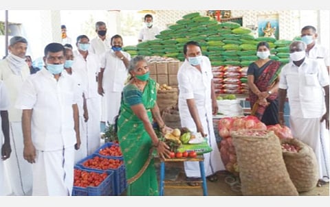 கோபியில் அதிமுக சார்பில் பொதுமக்களுக்கு அத்தியாவசியப் பொருட்கள் வழங்கும் பணியை, தமிழக பள்ளிக்கல்வித்துறை அமைச்சர் கே.ஏ.செங்கோட்டையன் தொடங்கி வைத்தார்.