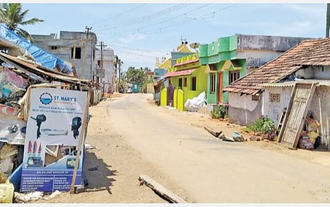 மோதல் ஏற்பட்ட முள்ளூர்துறை மீனவ கிராமத்தில் மீண்டும் முழு ஊரடங்கு கடைப்பிடிக்கப்பட்டு வருவதைத் தொடர்ந்து நேற்று வெறிச்சோடிக் காணப்பட்டது.
