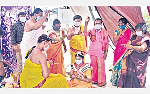 தெலங்கானா மாநிலம் ரங்கா ரெட்டி மாவட்டத்தில், எளிமையான முறையில் திருமணம் செய்து கொண்ட சந்தோஷ்-சிரிஷா தம்பதியை வாழ்த்திய உறவினர்கள்.