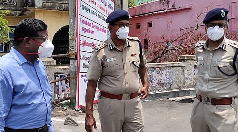 விழுப்புரம் நகரில் தனிமைப்படுத்தப்பட்ட பகுதிகளை மண்டல கண்காணிப்பு அலுவலர்கள் ஆய்வு மேற்கொள்கின்றனர்.