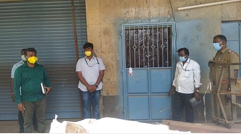 ஓசூர் சானசந்திரம் பகுதியில் சட்டவிரோதமாக திறக்கப்பட்ட தொழிற்சாலைக்கு போலீஸார் உதவியுடன் சீல் வைத்த வட்டாட்சியர் மற்றும் வருவாய்த் துறையினர்.