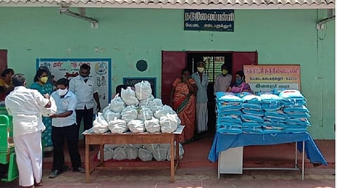 தென்காசியில் மாணவர்களின் குடும்பங்களுக்கு நிவாரண உதவி வழங்கிய ஆசிரியர்கள்