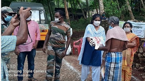 குமரி மலை கிராமங்களில் உணவின்றி தவித்த பழங்குடியின மக்கள்: வீடுகளுக்கே சென்று உணவு பொருட்கள் வழங்கிய வனத்துறையினர்