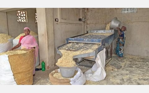 கோவில்பட்டியில் உள்ள தீக்குச்சி ஆலை ஒன்றில் குறைந்த அளவில் உற்பத்தியாகும் தீக்குச்சிகள்.