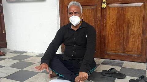 தர்ணாவில் ஈடுபட்டிருக்கும் அமைச்சர் மல்லாடி கிருஷ்ணாராவ்.