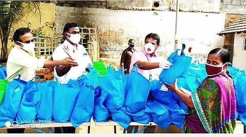 சிங்காநல்லூர் பகுதியில் நிவாரணப் பொருட்கள் வழங்கும் கார்த்தி எம்எல்ஏ.