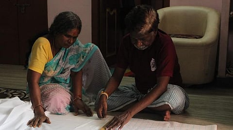 வீட்டில் மனைவியுடன் தாமே முகக்கவசம் தயாரிக்கும் ராஜகோபால். 