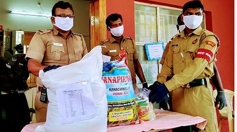 கரோனா தன்னார்வலர்களுக்கு சொந்த செலவில் நிவாரணப் பொருட்கள்: காவல் ஆய்வாளரின் கரிசனம்