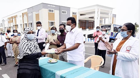 குணமடைந்து வீடு திரும்பும் பெண்ணுக்கு அமைச்சர் எம்.ஆர்.விஜயபாஸ்கர் பழங்கள் கொடுத்து வழியனுப்பி வைக்கிறார்.