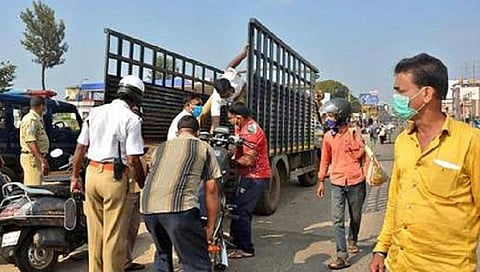 மதுரையில் ஊரடங்கை மீறிய 13,085 பேர் கைது; 5049 வாகனங்கள் பறிமுதல்