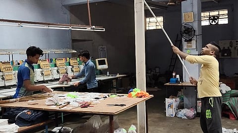 பின்னலாடை நிறுவனத்தை சுத்தம் செய்யும் வடமாநிலத் தொழிலாளர்கள்.