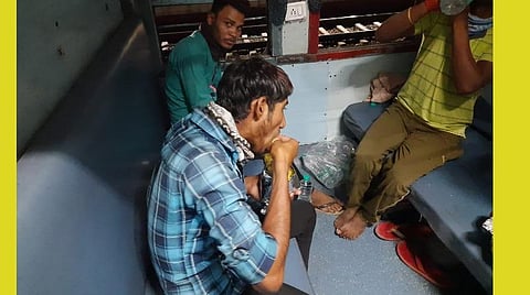 தெலங்கானவிலிருந்து காலை ஜார்கண்ட் புறப்பட்ட புலம்பெயர் தொழிலாளர்கள் : படம் ஏஎன்ஐ