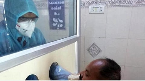 திண்டுக்கல் அரசு மருத்துவமனையில் டாக்டர்கள் பாதுகாப்பு கருதி அமைக்கப்பட்டுள்ள சிறப்பு கண்ணாடி கூண்டு.