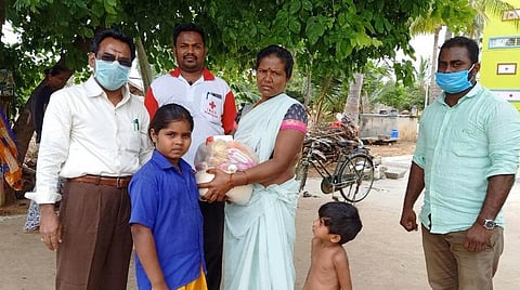 மாணவர்களின் குடும்பத்திற்கு உதவிய ஆசிரியர்கள்