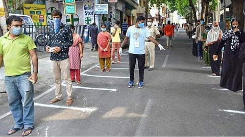 வாகனத்தில் அத்தியாவசியப் பொருள் வாங்க அடையாள அட்டை: வாரத்தில் 2 நாட்கள் மட்டுமே இனி வெளியே வர முடியும்- மதுரையில் கரோனா தீவிரமாக பரவுவதால் கெடுபிடி