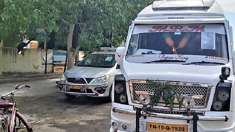 சென்னையில் இருந்து காலாவதியான அனுமதி சீட்டுடன் எட்டயபுரம் திருமணத்துக்கு வந்த 20 பேர் தனிமைப்படுத்தப்பட்டனர்: ஒரு கார், வேன் பறிமுதல்