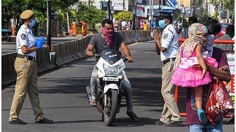 லாக் டவுன் மேலும் நீட்டிப்பு: இரவு 7 மணி முதல் காலை 7 மணி வரை நடமாட்டத்துக்குத் தடை; அனுமதிக்கப்பட்ட மற்றும் தடை நடவடிக்கைகளின் விவரம்