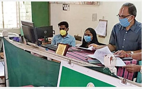 கடும் நிதி நெருக்கடியை சமாளிக்கவே பத்திர பதிவு அலுவலகம் திறப்பு: உயர் நீதிமன்றத்தில் தமிழக அரசு விளக்கம்