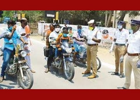 விழுப்புரத்தில் ஊரடங்கை மீறுபவர்களிடம் விசாரணை நடத்தும் போலீஸார்: கோப்புப்படம்