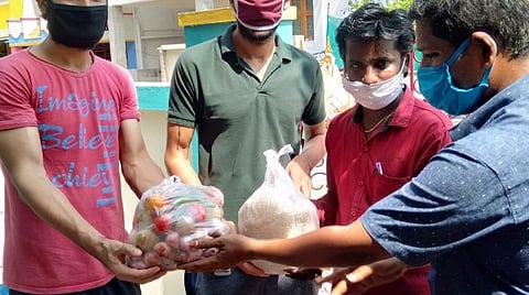 காஷ்மீர் மாணவர்களுக்கு உதவிய தன்னார்வலர்கள்