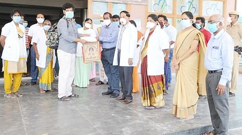 சிவகங்கை அரசு மருத்துவக் கல்லூரி மருத்துவமனையில் கரோனா தொற்றில் இருந்து குணமடைந்தவரை வழியனுப்பி வைத்த மாவட்ட ஆட்சியர் ஜெயகாந்தன். அருகில் கல்லூரி டீன் ரத்தினவேல்.