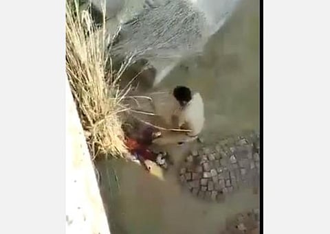 இதுதான் குறைந்தபட்ச பலப்பிரயோகமா? உ.பி. போலீஸ் சித்ரவதை வீடியோ வைரல்: சமாஜ்வாதி பகிர்வு- பலரும் எதிர்ப்பு