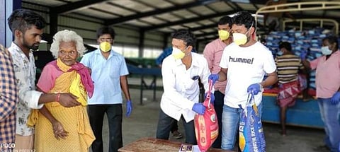 150 குடும்பங்களுக்கு உதவிக்கரம் நீட்டிய முகம்தெரியாத மனிதர்கள் 80 பேர்: மதுரையில் ‘படிக்கட்டுகள்’ அமைப்பின் கரோனா நிவாரண சேவை