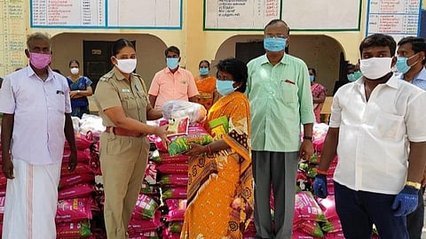 கோவில்பட்டியில் வறுமையில் வாடும் மாணவர்களின் குடும்பத்துக்கு ஆசிரியர்கள் நிவாரண பொருட்கள் வழங்கினர்