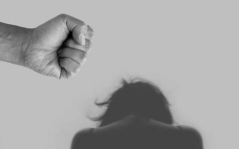 மிரட்டுவதற்காக உடலில் மண்ணெண்ணெய் ஊற்றி தீ வைத்த கணவன்: மனைவி இறப்பு 