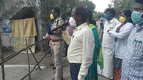 திண்டிவனம் அருகே ரெட்டணை கிராமத்தில் ஆட்சியர் அண்ணாதுரை தலைமையிலான அதிகாரிகள் ஆய்வு மேற்கொள்கின்றனர்.