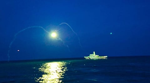 மின் விளக்குகளை ஒளிரவிட்டு நன்றி செலுத்திய கடலோர காவல் படையினர்